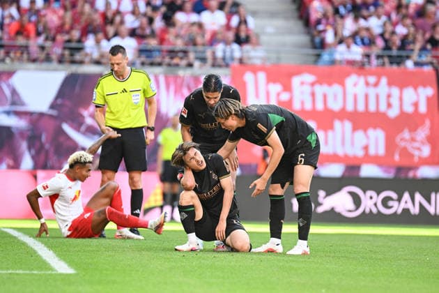 Fußball I Herren I Saison 2026-2027 I Bundesliga I 1. Spieltag I RB Leipzig - Borussia Mönchengladbach I 29.08.2026 Daiki Hashioka (14, Borussia Mönchengladbach) bleibt verletzt am Boden hocken und zeigt Schmerzen im Halswirbelbereich an Leipzig Red Bull Arena Sachsen Deutschland *** Soccer I Men s I 2026–2027 Season I Bundesliga I Matchday 1 I RB Leipzig vs. Borussia Mönchengladbach I August 29, 2026 Daiki Hashioka 14, Borussia Mönchengladbach remains crouched on the ground, injured, and appears to be in pain in the cervical spine area at the Red Bull Arena in Leipzig, Saxony, Germany Copyright: xLobeca InesxHähnelx