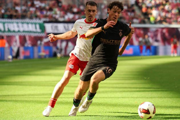 Deutschland: 1. Bundesliga 2026 2027, 1. Spieltag, RB Leipzig - Borussia Mönchengladbach, Red Bull Arena (Leipzig): Philipp Sander (Borussia Mönchengladbach, 16) am Ball *** Germany, Bundesliga 1, 2026–2027, Matchday 1, RB Leipzig vs. Borussia Mönchengladbach, Red Bull Arena Leipzig, Philipp Sander (Borussia Mönchengladbach), 16 touches Copyright: xx