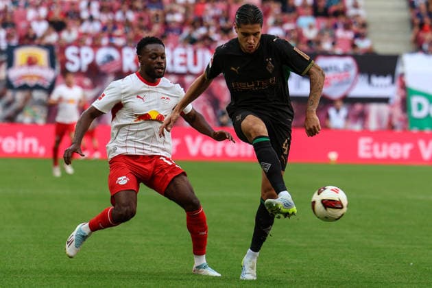 Deutschland: 1. Bundesliga 2026 2027, 1. Spieltag, RB Leipzig - Borussia Mönchengladbach, Red Bull Arena (Leipzig): Kevin Diks (Borussia Mönchengladbach, 4) am Ball *** Germany 1 Bundesliga 2026–2027, Matchday 1, RB Leipzig vs. Borussia Mönchengladbach, Red Bull Arena Leipzig, Kevin Diks (Borussia Mönchengladbach), 4 players in possession Copyright: xx
