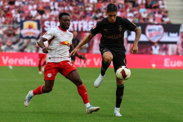 Deutschland: 1. Bundesliga 2026 2027, 1. Spieltag, RB Leipzig - Borussia Mönchengladbach, Red Bull Arena (Leipzig): Kevin Diks (Borussia Mönchengladbach, 4) am Ball *** Germany 1 Bundesliga 2026–2027, Matchday 1, RB Leipzig vs. Borussia Mönchengladbach, Red Bull Arena Leipzig, Kevin Diks (Borussia Mönchengladbach), 4 players in possession Copyright: xx