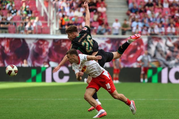 Deutschland: 1. Bundesliga 2026 2027, 1. Spieltag, RB Leipzig - Borussia Mönchengladbach, Red Bull Arena (Leipzig): Zweikampf Lukas Ullrich (Borussia Mönchengladbach, 26) und Brajan Gruda (RB Leipzig, 10) *** Germany 1 Bundesliga 2026–2027, Matchday 1, RB Leipzig vs. Borussia Mönchengladbach, Red Bull Arena Leipzig: A tackle between Lukas Ullrich of Borussia Mönchengladbach (No. 26) and Brajan Gruda of RB Leipzig (No. 10) Copyright: xLucasxWalterx