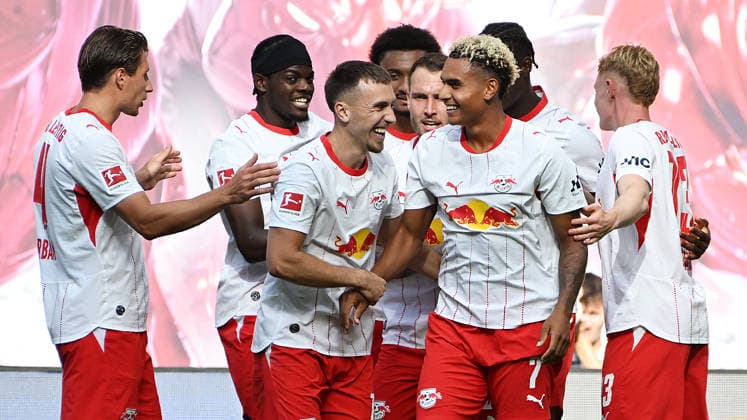 Fußball Bundesliga, Saison 2026 2027, 1. Spieltag, RB Leipzig vs. VfL 1900 Borussia Mönchengladbach (29.08.2026)) Tor RB Leipzig durch Antonio Nusa (Linksaußen RB Leipzig, Rückennummer 7) (Mitte) beim Bundesliga-Spiel Leipzig gegen Mönchengladbach (29.08.2026). Torschütze Nusa erzielt das 2:0 und jubelt mit Tidiam Gomis (Linksaußen RB Leipzig, Rückennummer 27), Ezechiel Banzuzi (Zentrales Mittelfeld RB Leipzig, Rückennummer 6) , Brajan Gruda (Offensives Mittelfeld RB Leipzig, Rückennummer 10) , David Raum (Linker Verteidiger RB Leipzig, Rückennummer 22). Leipzig Sachsen Deutschland Red-Bull Arena *** German Bundesliga, 2026–2027 Season, Matchday 1, RB Leipzig vs. VfL 1900 Borussia Mönchengladbach, August 29, 2026. Goal for RB Leipzig by Antonio Nusa, left winger for RB Leipzig, No. 7, center, during the Bundesliga match between Leipzig and Mönchengladbach on August 29, 2026. Goal scorer Nusa scores the 2–0 goal and celebrates with Tidiam Gomis, left winger for RB Leipzig, No. 27, Ezechiel Banzuzi, central midfielder for RB Leipzig, No. 6; Brajan Gruda, attacking midfielder for RB Leipzig, No. 10; David Raum, left back for RB Leipzig, No. 22; Leipzig, Saxony, Germany; Red Bull Arena