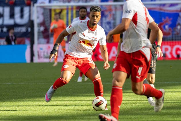 Deutschland: 1.Bundesliga, Saison 2026 2027, 29.08.2026, 1. Spieltag, RB Leipzig vs Borussia Mönchengladbach, Red Bull Arena : Benjamin Henrichs (RB Leipzig, 39) am Ball *** Germany 1 Bundesliga, 2026–2027 Season, August 29, 2026, Matchday 1, RB Leipzig vs. Borussia Mönchengladbach, Red Bull Arena, Benjamin Henrichs (RB Leipzig), 39 touches Copyright: xMichellexLukax