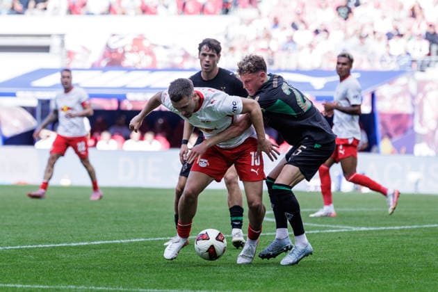 29.08.2026, GER, Fussball, Herren, 1. Bundesliga, Saison 2026 2027, 1. Spieltag, RB Leipzig vs. Borussia Moenchengladbach Brajan Gruda (RB Leipzig 10) im Zweikampf gegen Robin Hack (Borussia Mönchengladbach Borussia Moenchengladbach 25) DFB DFL regulations prohibit any use of photographs as image sequences and or quasi-video Leipzig Red Bull Arena Sachsen Deutschland *** August 29, 2026, GER, Soccer, Men s, 1. Bundesliga, 2026–2027 Season, Matchday 1, RB Leipzig vs. Borussia Mönchengladbach: Brajan Gruda (RB Leipzig, No. 10) in a tackle against Robin Hack (Borussia Mönchengladbach). Borussia Mönchengladbach 25. DFB and DFL regulations prohibit any use of photographs as image sequences and or quasi-video. Leipzig Red Bull Arena, Saxony, Germany Copyright: xNordphoto Trienitzx