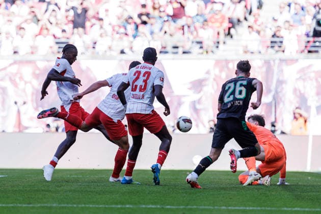 29.08.2026, GER, Fussball, Herren, 1. Bundesliga, Saison 2026 2027, 1. Spieltag, RB Leipzig vs. Borussia Moenchengladbach Castello Jr Lukeba (RB Leipzig 23), Willi Orban Willi Orban (RB Leipzig 4) im Zweikampf gegen Moritz Nicolas (Borussia Mönchengladbach Borussia Moenchengladbach 1) DFB DFL regulations prohibit any use of photographs as image sequences and or quasi-video Leipzig Red Bull Arena Sachsen Deutschland *** August 29, 2026, GER, Soccer, Men s, 1. Bundesliga, 2026–2027 Season, Matchday 1, RB Leipzig vs. Borussia Mönchengladbach: Castello Jr. Lukeba (RB Leipzig 23) and Willi Orban (RB Leipzig 4) in a tackle against Moritz Nicolas (Borussia Mönchengladbach 1). DFB and DFL regulations prohibit any use of photographs as image sequences and or quasi-video. Leipzig, Red Bull Arena, Saxony, Germany Copyright: xNordphoto Trienitzx