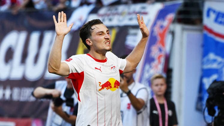 Fußball Bundesliga, Saison 2026 2027, 1. Spieltag, RB Leipzig vs. VfL 1900 Borussia Mönchengladbach (29.08.2026)) Tor RB Leipzig durch Rocco Reitz (Zentrales Mittelfeld RB Leipzig, Rückennummer 20) (Mitte) beim Bundesliga-Spiel Leipzig gegen Mönchengladbach (29.08.2026). Torschütze Reitz erzielt das 3:0 und dreht ab. Reitz trifft gegen seinen Ex-Klub und verzichtet aufs Jubeln. Leipzig Sachsen Deutschland Red-Bull Arena *** German Bundesliga, 2026–2027 Season, Matchday 1, RB Leipzig vs. VfL 1900 Borussia Mönchengladbach, August 29, 2026. Goal for RB Leipzig by Rocco Reitz, central midfielder for RB Leipzig, No. 20, central midfielder for RB Leipzig, during the Bundesliga match between Leipzig and Mönchengladbach on August 29, 2026. Goal scorer Reitz scores the 3–0 and turns away. Reitz scores against his former club and refrains from celebrating. Leipzig, Saxony, Germany, Red Bull Arena