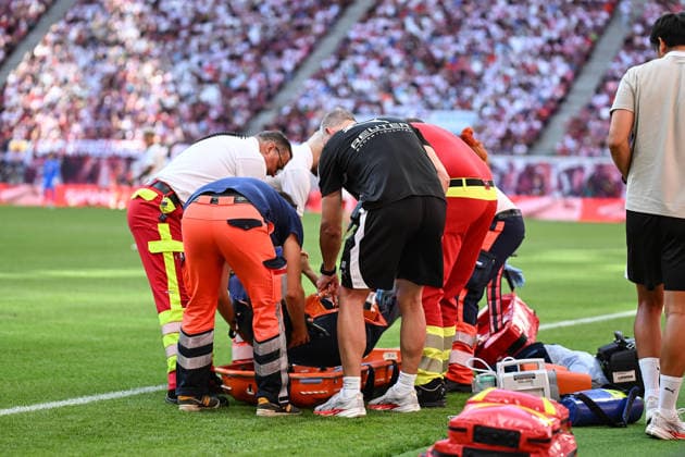 Fußball I Herren I Saison 2026-2027 I Bundesliga I 1. Spieltag I RB Leipzig - Borussia Mönchengladbach I 29.08.2026 Sanitäter heben den verletzten Daiki Hashioka (14, Borussia Mönchengladbach) auf eine Trage Leipzig Red Bull Arena Sachsen Deutschland *** Soccer I Men s I 2026–2027 Season I Bundesliga I Matchday 1 I RB Leipzig vs. Borussia Mönchengladbach I August 29, 2026 Paramedics carry the injured Daiki Hashioka (14), Borussia Mönchengladbach onto a stretcher at the Red Bull Arena in Leipzig, Saxony, Germany Copyright: xLobeca InesxHähnelx