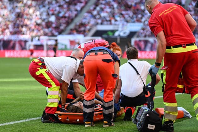 Fußball I Herren I Saison 2026-2027 I Bundesliga I 1. Spieltag I RB Leipzig - Borussia Mönchengladbach I 29.08.2026 Der verletzte Daiki Hashioka (14, Borussia Mönchengladbach) liegt auf einer Trage bereit für den Transport Leipzig Red Bull Arena Sachsen Deutschland *** Soccer I Men s I 2026–2027 Season I Bundesliga I Matchday 1 I RB Leipzig vs. Borussia Mönchengladbach I August 29, 2026 The injured Daiki Hashioka 14, Borussia Mönchengladbach lies on a stretcher, ready for transport, at the Red Bull Arena in Leipzig, Saxony, Germany Copyright: xLobeca InesxHähnelx
