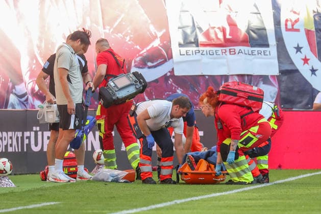29.08.2026, xgox, Fussball 1.Bundesliga, RB Leipzig - Borussia Mönchengladbach emspor, v.l. Daiki Hashioka (Gladbach, 14) verletzt, Verletzung (DFL DFB REGULATIONS PROHIBIT ANY USE OF PHOTOGRAPHS as IMAGE SEQUENCES and or QUASI-VIDEO) Leipzig *** August 29, 2026, xgox, Soccer 1st Bundesliga, RB Leipzig vs. Borussia Mönchengladbach (emspor), left: Daiki Hashioka (Gladbach), 14, injured; injury. DFL and DFB regulations prohibit any use of photographs as image sequences and or quasi-video. Leipzig