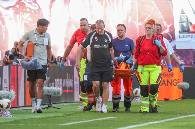 29.08.2026, xgox, Fussball 1.Bundesliga, RB Leipzig - Borussia Mönchengladbach emspor, v.l. Daiki Hashioka (Gladbach, 14) verletzt, Verletzung (DFL DFB REGULATIONS PROHIBIT ANY USE OF PHOTOGRAPHS as IMAGE SEQUENCES and or QUASI-VIDEO) Leipzig *** August 29, 2026, xgox, Soccer 1st Bundesliga, RB Leipzig vs. Borussia Mönchengladbach (emspor), left: Daiki Hashioka (Gladbach), 14, injured; injury. DFL and DFB regulations prohibit any use of photographs as image sequences and or quasi-video. Leipzig