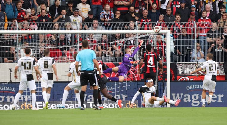 29.08.2026, Fussball, Herren, 1. Bundesliga, Saison 2026 2027, SV 07 Elversberg - Bayer 04 Leverkusen, Victor Boniface (Bayer 04 Leverkusen) trifft gegen Nicolas Kristof (SV 07 Elversberg) nur die Latte Elversberg Ursapharm-Arena an der Kaiserlinde Saarland Deutschland *** August 29, 2026, Soccer, Men s, Bundesliga 1, 2026–2027 Season, SV 07 Elversberg vs. Bayer 04 Leverkusen, Victor Boniface of Bayer 04 Leverkusen hits the crossbar against Nicolas Kristof of SV 07 Elversberg at the Ursapharm Arena in Elversberg, Saarland, Germany Copyright: xSebastianxBachx