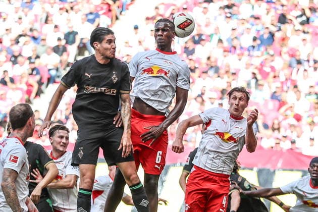 Leipzig 29.08.2026. Pilka nozna Bundesliga sezon 2026 2027 kolejka 1 mecz: RB Leipzig - Borussia Monchengladbach --- Football Bundesliga season 2026 2027 round 1 match: RB Leipzig - Borussia Monchengladbach nz Ezechiel Banzuzi, Willi Orban Fot. Kacper Staniec NEWSPIX.PL --- newspix.pl 