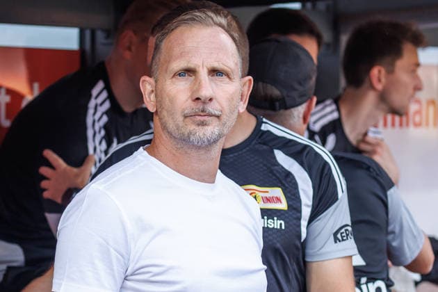 Fussball: Bundesliga, 1. Spieltag, 1. FC Union Berlin - Eintracht Frankfurt, Stadion An der Alten Foersterei. Cheftrainer Mauro Lustrinelli (1. FC Union Berlin) steht vor Spielbeginn an der Trainerbank. DFL regulations and DFB regulations prohibit any use of photographs as image sequences and or quasi-video, Foto: Andreas Gora 1. FC Union Berlin - Eintracht Frankfurt *** Bundesliga Soccer, Matchday 1, 1. FC Union Berlin vs. Eintracht Frankfurt, Stadion An der Alten Foersterei. Head Coach Mauro Lustrinelli of 1. FC Union Berlin is on the bench before kickoff. DFL and DFB regulations prohibit any use of photographs as image sequences and or quasi-video. Photo by Andreas Gora. 1. FC Union Berlin vs. Eintracht Frankfurt