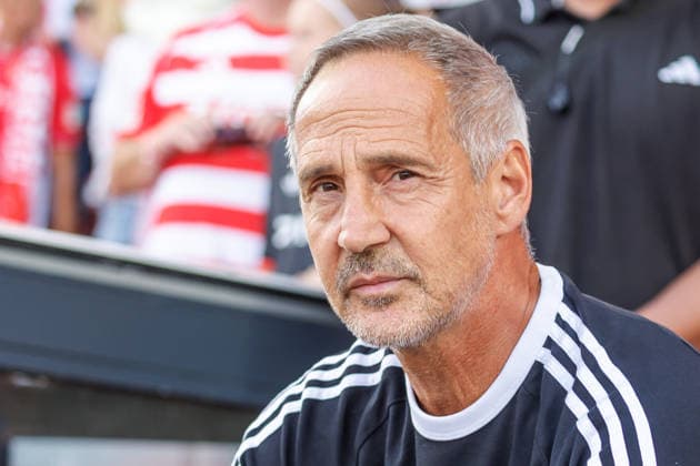 Fussball: Bundesliga, 1. Spieltag, 1. FC Union Berlin - Eintracht Frankfurt, Stadion An der Alten Foersterei. Cheftrainer Albert Riera (Eintracht Frankfurt) sitzt vor Spielbeginn an der Trainerbank. DFL regulations and DFB regulations prohibit any use of photographs as image sequences and or quasi-video, Foto: Andreas Gora 1. FC Union Berlin - Eintracht Frankfurt *** German Bundesliga, Matchday 1, 1. FC Union Berlin vs. Eintracht Frankfurt, Stadion An der Alten Foersterei. Head Coach Albert Riera of Eintracht Frankfurt sits on the bench before kickoff. DFL and DFB regulations prohibit the use of photographs as image sequences and or quasi-video. Photo by Andreas Gora. 1. FC Union Berlin vs. Eintracht Frankfurt