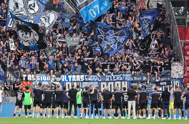 29.08.2026, Fussball Bundesliga, 1. FSV Mainz 05 - SC Paderborn, v.l., Paderborn-Spieler jubeln mit den Fans DFL DFB REGULATIONS PROHIBIT ANY USE OF PHOTOGRAPHS AS IMAGE SEQUENCES AND OR QUASI-VIDEO. xdcx *** August 29, 2026, Bundesliga Soccer, 1 FSV Mainz 05 vs. SC Paderborn, from left, Paderborn players celebrate with the fans. DFL and DFB regulations prohibit any use of photographs as image sequences and or quasi-video. xdcx Copyright: HMBxMedia Claus