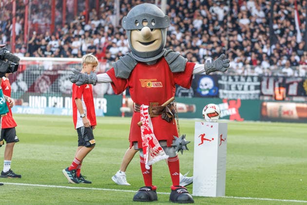 Fussball: Bundesliga, 1. Spieltag, 1. FC Union Berlin - Eintracht Frankfurt, Stadion An der Alten Foersterei. Ritter Keule steht vor Spielbeginn auf dem Platz. DFL regulations and DFB regulations prohibit any use of photographs as image sequences and or quasi-video, Foto: Andreas Gora 1. FC Union Berlin - Eintracht Frankfurt *** German Bundesliga, Matchday 1, 1. FC Union Berlin vs. Eintracht Frankfurt, Stadion An der Alten Foersterei. Ritter Keule is on the field before kickoff. DFL and DFB regulations prohibit the use of photographs as image sequences and or quasi-video. Photo by Andreas Gora. 1. FC Union Berlin vs. Eintracht Frankfurt