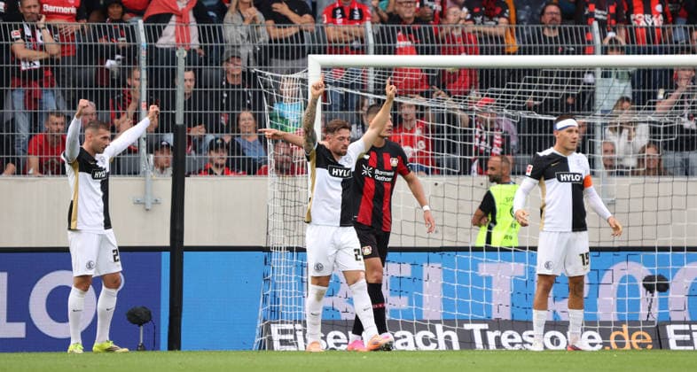 29.08.2026, Fussball, Herren, 1. Bundesliga, Saison 2026 2027, SV 07 Elversberg - Bayer 04 Leverkusen, Luca Sirch (SV 07 Elversberg), Luca Schnellbacher (SV 07 Elversberg) und Lukas Pinckert (SV 07 Elversberg) jubeln bei Spielabpfiff Elversberg Ursapharm-Arena an der Kaiserlinde Saarland Deutschland *** August 29, 2026, Soccer, Men s, Bundesliga 1, 2026–2027 Season, SV 07 Elversberg vs. Bayer 04 Leverkusen; Luca Sirch (SV 07 Elversberg), Luca Schnellbacher (SV 07 Elversberg), and Lukas Pinckert (SV 07 Elversberg) celebrate at the final whistle at the Elversberg Ursapharm Arena on Kaiserlinde Street in Saarland, Germany Copyright: xSebastianxBachx