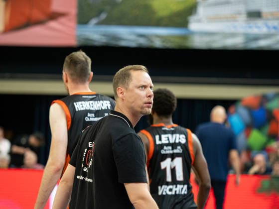 Head Coach Christian Held (RASTA Vechta) schaut angespannt zur Punkteanzeige. ROSTOCK SEAWOLVES - RASTA VECHTA, Basketball, Testspiel, 29.08.2026 ROSTOCK SEAWOLVES - RASTA VECHTA, Basketball, Testspiel, 29.08.2026 Rostock Copyright: xHannesxAdelbergx