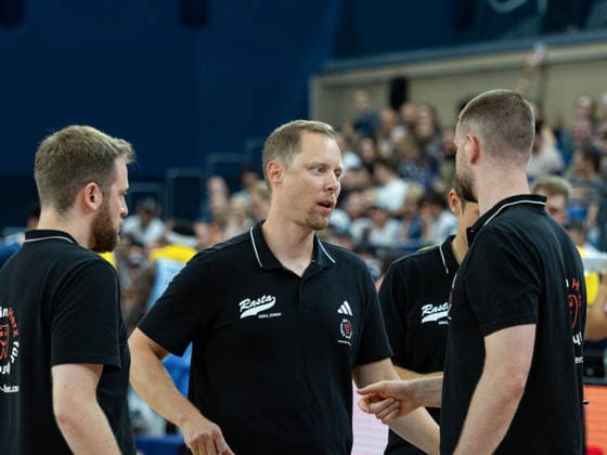 Head Coach Christian Held (RASTA Vechta), Assistant Coach Marius Graf (RASTA Vechta) und Assistant Coach Harm-Ubbo Horst (RASTA Vechta) besprechen sich während einer kurzen Auszeit von den Seawolves. ROSTOCK SEAWOLVES - RASTA VECHTA, Basketball, Testspiel, 29.08.2026 ROSTOCK SEAWOLVES - RASTA VECHTA, Basketball, Testspiel, 29.08.2026 Rostock Copyright: xHannesxAdelbergx