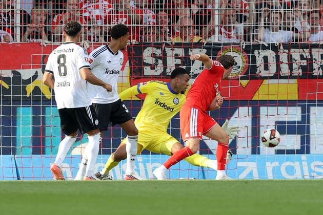 29.08.2026, xtgx, Fussball 1.Bundesliga, Union Berlin - Eintracht Frankfurt v.l. Tim Skarke (1. FC Union Berlin) Torschuetze, erzielt das Tor, Treffer, scores the goal 3:3 Noah Atubolu (Eintracht Frankfurt) Berlin *** August 29, 2026, xtgx, Soccer, Bundesliga 1, Union Berlin vs. Eintracht Frankfurt, Tim Skarke, 1. FC Union Berlin, goal scorers, scores the goal, goal, scores the goal, 3-3, Noah Atubolu, Eintracht Frankfurt, Berlin
