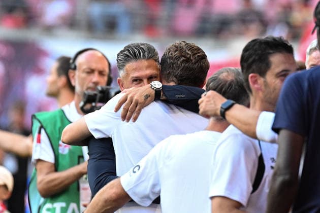 Fußball I Herren I Saison 2026-2027 I Bundesliga I 1. Spieltag I RB Leipzig - Borussia Mönchengladbach I 29.08.2026 Martin Demichelis (Trainer, RB Leipzig) freut sich über den 1. Heimsieg und wird umarmt Leipzig Red Bull Arena Sachsen Deutschland *** Soccer I Men s I 2026–2027 Season I Bundesliga I Matchday 1 I RB Leipzig vs. Borussia Mönchengladbach I August 29, 2026 Martin Demichelis, coach of RB Leipzig, celebrates the first home win and is embraced at the Red Bull Arena in Leipzig, Saxony, Germany Copyright: xLobeca InesxHähnelx