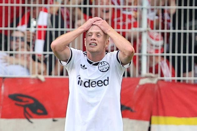 29.08.2026, xtgx, Fussball 1.Bundesliga, Union Berlin - Eintracht Frankfurt v.l. Elias Baum (Eintracht Frankfurt) Enttäuscht, traurig, frustriert, ratlos, Berlin *** August 29, 2026, xtgx, Soccer, Bundesliga 1, Union Berlin vs. Eintracht Frankfurt, photo by Elias Baum, Eintracht Frankfurt: Disappointed, sad, frustrated, at a loss, Berlin