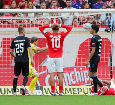 Im Bild: v.li. Tjark Scheller (SC Paderborn 07, 25), Nadiem Amiri (FSV Mainz 05, 10) und Santiago Castaneda (SC Paderborn 07, 5) mussten zusehen wie der Mainzer Ball fast ins Tor ging. 29.08.2026, FSV Mainz 05 - SC Paderborn 07, 1. Bundesliga, 1. Spieltag, Deutschland, Mainz, MEWA Arena, DFL REGULATIONS PROHIBIT ANY USE OF PHOTOGRAPHS AS IMAGE SEQUENCES AND OR QUASI-VIDEO. *** Pictured, from left: Tjark Scheller (SC Paderborn 07, 25), Nadiem Amiri (FSV Mainz 05, 10) and Santiago Castaneda (SC Paderborn 07, 5) had to watch as Mainz’s shot nearly went into the goal on August 29, 2026, FSV Mainz 05 vs. SC Paderborn 07, Bundesliga 1, Matchday 1, Germany, Mainz, MEWA Arena. DFL regulations prohibit any use of photographs as image sequences and or quasi-video. Copyright: HMBxMedia xJulienxBecker