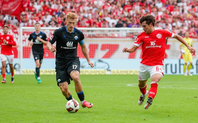 Im Bild: v.li. Laurin Curda (SC Paderborn 07, 17) am Ball gegen Kaishu Sano (FSV Mainz 05, 6) 29.08.2026, FSV Mainz 05 - SC Paderborn 07, 1. Bundesliga, 1. Spieltag, Deutschland, Mainz, MEWA Arena, DFL REGULATIONS PROHIBIT ANY USE OF PHOTOGRAPHS AS IMAGE SEQUENCES AND OR QUASI-VIDEO. *** Pictured from left: Laurin Curda (SC Paderborn 07), 17, in possession against Kaishu Sano (FSV Mainz 05), 6, on August 29, 2026, FSV Mainz 05 vs. SC Paderborn 07, Bundesliga 1, Matchday 1, Germany, Mainz, MEWA Arena. DFL regulations prohibit any use of photographs as image sequences and or quasi-video. Copyright: HMBxMedia xJulienxBecker