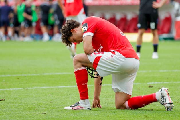 Im Bild: Enttaeuschung nach dem Spiel bei Fabio Gruber (FSV Mainz 05, 3) 29.08.2026, FSV Mainz 05 - SC Paderborn 07, 1. Bundesliga, 1. Spieltag, Deutschland, Mainz, MEWA Arena, DFL REGULATIONS PROHIBIT ANY USE OF PHOTOGRAPHS AS IMAGE SEQUENCES AND OR QUASI-VIDEO. *** Pictured: Disappointment after the game at Fabio Gruber FSV Mainz 05, March 29, 2026, FSV Mainz 05 vs. SC Paderborn 07, Bundesliga 1, Matchday 1, Germany, Mainz, MEWA Arena, DFL REGULATIONS PROHIBIT ANY USE OF PHOTOGRAPHS AS IMAGE SEQUENCES AND OR QUASI-VIDEO Copyright: HMBxMedia xJulienxBecker