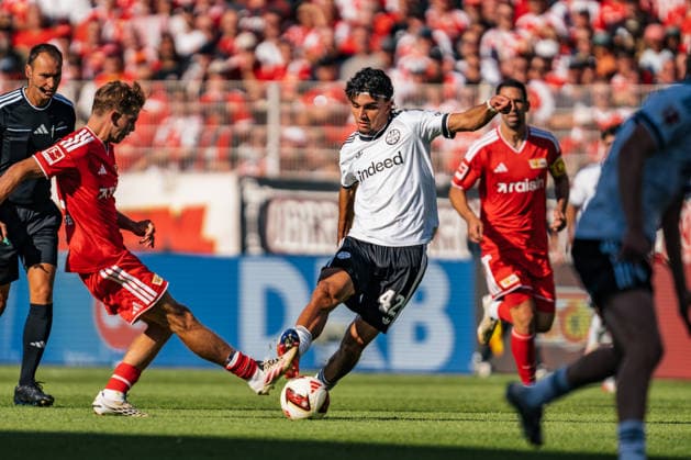 Deutschland: Bundesliga 2026 - 2027, 1. Spieltag - 1. FC Union Berlin vs Eintracht Frankfurt - Stadion An der Alten Försterei (Berlin): Can Uzun (Eintracht Frankfurt, 42) am Ball *** Germany Bundesliga 2026–2027, Matchday 1: 1. FC Union Berlin vs. Eintracht Frankfurt, An der Alten Försterei Stadium, Berlin; Can Uzun, Eintracht Frankfurt, 42 touches Copyright: xTomxLauruschkatx