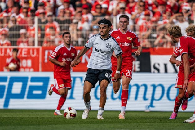 Deutschland: Bundesliga 2026 - 2027, 1. Spieltag - 1. FC Union Berlin vs Eintracht Frankfurt - Stadion An der Alten Försterei (Berlin): Can Uzun (Eintracht Frankfurt, 42) am Ball *** Germany Bundesliga 2026–2027, Matchday 1: 1. FC Union Berlin vs. Eintracht Frankfurt at An der Alten Försterei Stadium in Berlin; Can Uzun (Eintracht Frankfurt) has 42 touches Copyright: xTomxLauruschkatx