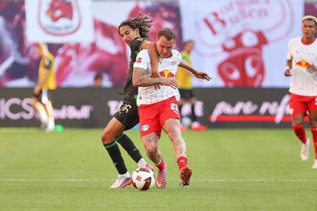 Leipzig, Sachsen, Deutschland, 29.08.2026: Red-Bull-Arena: 1. Spieltag, Saison 2026 27, 1. Fußball-Bundesliga: RB Leipzig - Borussia Mönchengladbach: Wael Mohya (36, Borussia Mönchengladbach) und David Raum (22, RBL) *** Leipzig, Saxony, Germany, August 29, 2026, Red Bull Arena, Matchday 1, 2026–27 Season, German Bundesliga, RB Leipzig vs. Borussia Mönchengladbach, Wael Mohya (36), Borussia Mönchengladbach, and David Raum (22), RBL Copyright: xdtsxNachrichtenagenturx dts_131695