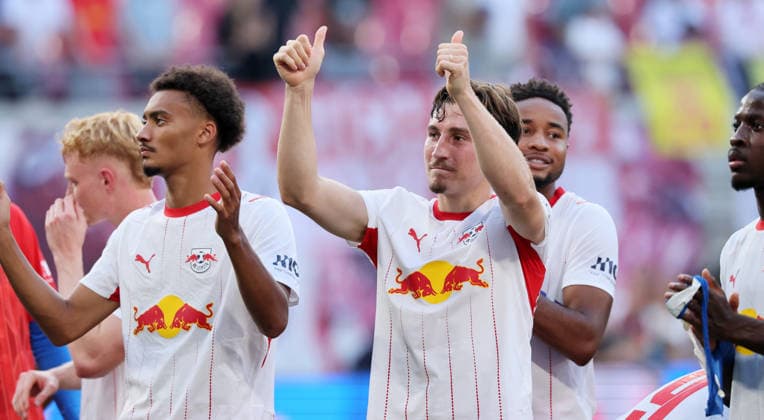 RB Leipzig - Moenchengladbach Bundesliga Leipzig, 29.08.2026, Red Bull Arena, Fußball, 1.Bundesliga, 1.Spieltag , RB Leipzig vs. Borussia Mönchengladbach 3:0 , Im Bild: Leipzig jubelt nach dem Spiel. Rocco Reitz (20, RB Leipzig) , Nur zur redaktionellen Nutzung. Only editorial use. , DFL DFB regulations prohibit any use of photographs as image sequences and or quasi-video. , *** RB Leipzig vs. Mönchengladbach, Bundesliga, Leipzig, August 29, 2026, Red Bull Arena, Soccer, Bundesliga 1, Matchday 1, RB Leipzig vs. Borussia Mönchengladbach 3–0, Pictured: Leipzig celebrates after the game. Rocco Reitz 20, RB Leipzig, For editorial use only. DFL and DFB regulations prohibit any use of photographs as image sequences and or quasi-video,