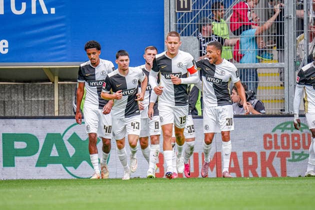 Deutschland: Fussball Saison 2026 2027 , Bundesliga , 1. Spieltag , SV Elversberg vs. Bayer 04 Leverkusen - URSAPHARM-Arena (Spiesen-Elversberg) : Mannschaft jubelt zum 2:0, Tor, Torjubel, Jubel, Freude, Emotionen Spiesen-Elversberg USRSAPHARM-Arena Deutschland Germany *** Germany Soccer Season 2026–2027, Bundesliga, Matchday 1, SV Elversberg vs. Bayer 04 Leverkusen, URSAPHARM Arena, Spiesen-Elversberg. The team celebrates a 2-0 lead; goal, goal celebration, cheering, joy, emotions. Spiesen-Elversberg, URSAPHARM Arena, Germany Copyright: xBennetxLongx
