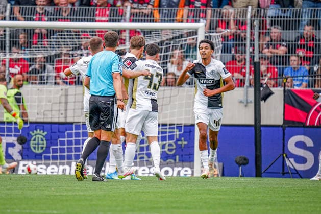 Deutschland: Fussball Saison 2026 2027 , Bundesliga , 1. Spieltag , SV Elversberg vs. Bayer 04 Leverkusen - URSAPHARM-Arena (Spiesen-Elversberg) : Mannschaft jubelt zum 1:0, Tor, Torjubel, Jubel, Freude, Emotionen Spiesen-Elversberg USRSAPHARM-Arena Deutschland Germany *** Germany Soccer Season 2026–2027, Bundesliga, Matchday 1, SV Elversberg vs. Bayer 04 Leverkusen, URSAPHARM Arena, Spiesen-Elversberg. The team celebrates the 1–0 goal; goal celebration, cheering, joy, emotions. Spiesen-Elversberg, URSAPHARM Arena, Germany Copyright: xBennetxLongx