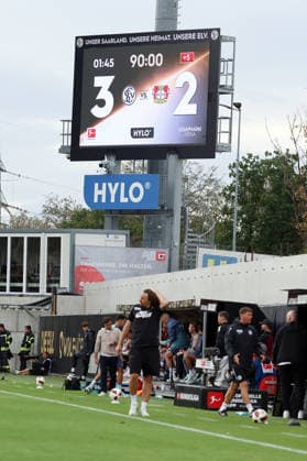 29.08.2026, xrekx, Fussball 1.Bundesliga, SV Elversberg - Bayer 04 Leverkusen v.l. Anzeigetafel, Videowall, Scoreboard, Info, Werbung Endstand 3:2 Vincent Wagner Trainer (SV 07 Elversberg) (DFL DFB REGULATIONS PROHIBIT ANY USE OF PHOTOGRAPHS as IMAGE SEQUENCES and or QUASI-VIDEO) Elversberg *** August 29, 2026, xrekx, Soccer 1st Bundesliga, SV Elversberg vs. Bayer 04 Leverkusen – Scoreboard, Video Wall, Scoreboard, Info, Advertising Final Score 3–2 Vincent Wagner, Coach of SV 07 Elversberg DFL DFB REGULATIONS PROHIBIT ANY USE OF PHOTOGRAPHS as IMAGE SEQUENCES and or QUASI-VIDEO Elversberg