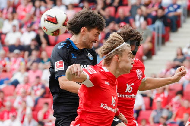 Im Bild: v.li. Tom Baack (SC Paderborn 07, 6), Kacper Potulski (FSV Mainz 05, 48) und Fabio Gruber (FSV Mainz 05, 3) versuchen bei einer Hereingabe der Paderborner den Ball mit dem Kopf zu erwischen. 29.08.2026, FSV Mainz 05 - SC Paderborn 07, 1. Bundesliga, 1. Spieltag, Deutschland, Mainz, MEWA Arena, DFL REGULATIONS PROHIBIT ANY USE OF PHOTOGRAPHS AS IMAGE SEQUENCES AND OR QUASI-VIDEO. *** Pictured, from left: Tom Baack (SC Paderborn 07, 6), Kacper Potulski (FSV Mainz 05, 48) and Fabio Gruber (FSV Mainz 05, 3) attempt to head the ball following a cross from Paderborn, August 29, 2026, FSV Mainz 05 vs. SC Paderborn 07, Bundesliga 1, Matchday 1, Germany, Mainz, MEWA Arena. DFL regulations prohibit any use of photographs as image sequences and or quasi-video. Copyright: HMBxMedia xJulienxBecker