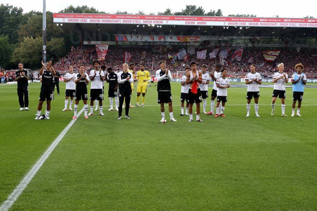 29.08.2026, xtgx, Fussball 1.Bundesliga, Union Berlin - Eintracht Frankfurt v.l. Die Spieler bedanken sich bei den Fans Enttäuscht, traurig, frustriert, ratlos, Berlin *** August 29, 2026, xtgx, Soccer, Bundesliga 1, Union Berlin vs. Eintracht Frankfurt – The players thank the fans. Disappointed, sad, frustrated, at a loss, Berlin