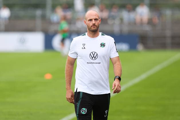 29.08.2026, Fussball, Herren, Regionalliga Nord, 6. Spieltag, BSV Kickers Emden - Hannover 96 II Trainer Lars Barlemann (Hannover 96 II)