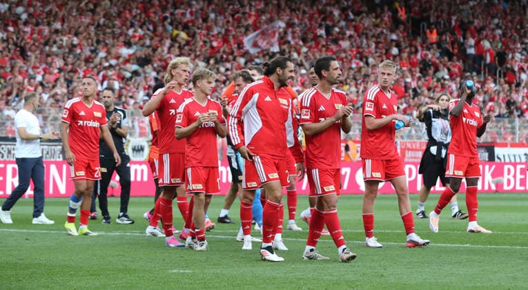 Union Mannschft bei der Ehrenrunde nach Spielende Fußball Fussball Bundesliga Herren DFL 1. Spieltag Saison 2026 2027 29.08.2026 1.FC Union Berlin FCU vs SG Eintracht Frankfurt SGE DFL regulations prohibit any use of photographs as image sequences and or quasi-video. *** Union team taking a lap of honor after the final whistle Sports Soccer Bundesliga Men s DFL Matchday 1, 2026–2027 season, August 29, 2026, 1. FC Union Berlin (FCU) vs. SG Eintracht Frankfurt (SGE). DFL regulations prohibit any use of photographs as image sequences and or quasi-video content.