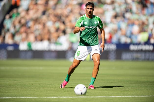 ESP: LaLiga EA Sports UD Levante v Real Betis Facundo Bernal of Real Betis warms aup during LaLiga EA Sports, between UD Levante v Real Betis played at Ciudad de Valencia Stadium in Valencia on August 29, 2026 in Spain; Valencia Spain Futbol Copyright: xAgenciaxLOFx