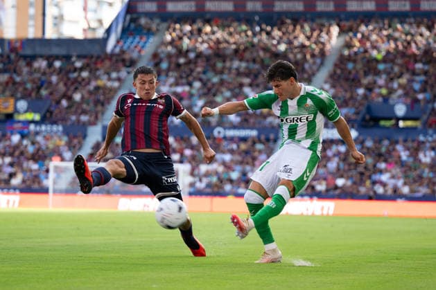 ESP: LaLiga EA Sports UD Levante v Real Betis Thiago Fernandez of Levante and Fran Garcia of Real Betis during LaLiga EA Sports, between UD Levante v Real Betis played at Ciudad de Valencia Stadium in Valencia on August 29, 2026 in Spain; Valencia Spain Futbol Copyright: xAgenciaxLOFx