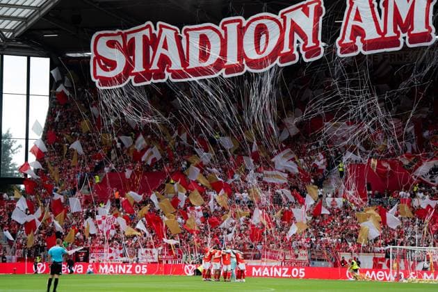 1. FSV Mainz 05 v SC Paderborn 07 - Bundesliga Mainz players form a team huddle in front of their supporters prior to the match. Mainz MEWA Arena Rhineland-Palatinate Germany Copyright: xTaiseixIwamotox