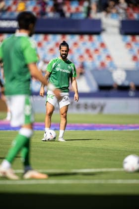 ESP: LaLiga EA Sports UD Levante v Real Betis Francisco Roman Alarcon Isco of Real Betis warms up during LaLiga EA Sports, between UD Levante v Real Betis played at Ciudad de Valencia Stadium in Valencia on August 29, 2026 in Spain; Valencia Spain Futbol Copyright: xAgenciaxLOFx