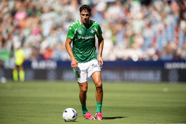 ESP: LaLiga EA Sports UD Levante v Real Betis Facundo Bernal of Real Betis warms aup during LaLiga EA Sports, between UD Levante v Real Betis played at Ciudad de Valencia Stadium in Valencia on August 29, 2026 in Spain; Valencia Spain Futbol Copyright: xAgenciaxLOFx