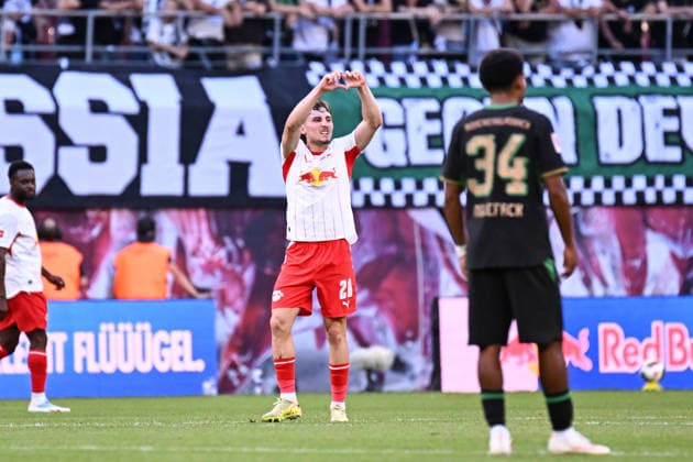 Fußball I Herren I Saison 2026-2027 I Bundesliga I 1. Spieltag I RB Leipzig - Borussia Mönchengladbach I 29.08.2026 Torjubel Rocco Reitz (20, RB Leipzig) formt mit den Händen ein Herz Freisteller, Nahaufnahme, Porträt, Portrait, Einzelfoto, Einzelbild, Körper Leipzig Red Bull Arena Sachsen Deutschland *** Soccer I Men I 2026–2027 Season I Bundesliga I Matchday 1 I RB Leipzig vs. Borussia Mönchengladbach I August 29, 2026 Goal celebration by Rocco Reitz, 20, RB Leipzig forms a heart with their hands; cutout, close-up, portrait, single photo, single image, body; Leipzig, Red Bull Arena, Saxony, Germany Copyright: xLobeca InesxHähnelx