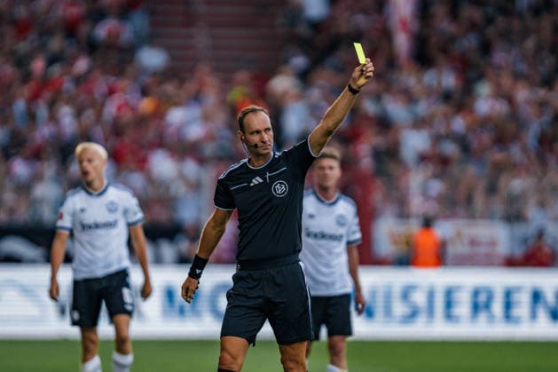 Deutschland: Bundesliga 2026 - 2027, 1. Spieltag - 1. FC Union Berlin vs Eintracht Frankfurt - Stadion An der Alten Försterei (Berlin): Bastian Dankert (Schiedsrichter) gelbe Karte *** Germany Bundesliga 2026–2027, Matchday 1: FC Union Berlin vs. Eintracht Frankfurt; An der Alten Försterei Stadium, Berlin; Bastian Dankert, referee; yellow card Copyright: xTomxLauruschkatx
