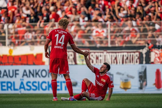 Deutschland: Bundesliga 2026 - 2027, 1. Spieltag - 1. FC Union Berlin vs Eintracht Frankfurt - Stadion An der Alten Försterei (Berlin): Leopold Querfeld (1. FC Union Berlin, 14) Josip Juranovic (1. FC Union Berlin, 18) Abpfiff, Jubel, Freude, Emotionen, nach dem Spiel *** Germany Bundesliga 2026–2027, Matchday 1: 1. FC Union Berlin vs. Eintracht Frankfurt, An der Alten Försterei Stadium, Berlin, Leopold Querfeld (1. FC Union Berlin), 14 Josip Juranovic (1. FC Union Berlin), 18 Final whistle, cheering, joy, emotions, after the game Copyright: xTomxLauruschkatx