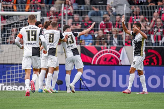 Deutschland: Fussball Saison 2026 2027 , Bundesliga , 1. Spieltag , SV Elversberg vs. Bayer 04 Leverkusen - URSAPHARM-Arena (Spiesen-Elversberg) : Mannschaft jubelt zum 1:0, Tor, Torjubel, Jubel, Freude, Emotionen Spiesen-Elversberg USRSAPHARM-Arena Deutschland Germany *** Germany Soccer Season 2026–2027, Bundesliga, Matchday 1, SV Elversberg vs. Bayer 04 Leverkusen, URSAPHARM Arena, Spiesen-Elversberg. The team celebrates the 1-0 goal; goal celebration, cheering, joy, emotions. Spiesen-Elversberg, URSAPHARM Arena, Germany Copyright: xBennetxLongx