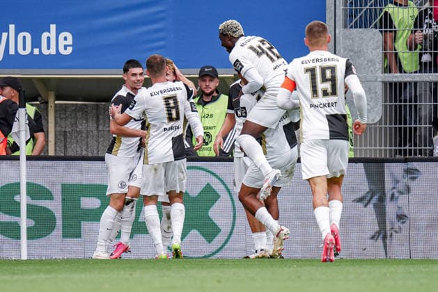 Deutschland: Fussball Saison 2026 2027 , Bundesliga , 1. Spieltag , SV Elversberg vs. Bayer 04 Leverkusen - URSAPHARM-Arena (Spiesen-Elversberg) : Mannschaft jubelt zum 2:0, Tor, Torjubel, Jubel, Freude, Emotionen Spiesen-Elversberg USRSAPHARM-Arena Deutschland Germany *** Germany Soccer Season 2026–2027, Bundesliga, Matchday 1, SV Elversberg vs. Bayer 04 Leverkusen, URSAPHARM Arena, Spiesen-Elversberg. The team celebrates a 2-0 lead; goal, goal celebration, cheering, joy, emotions. Spiesen-Elversberg, URSAPHARM Arena, Germany Copyright: xBennetxLongx